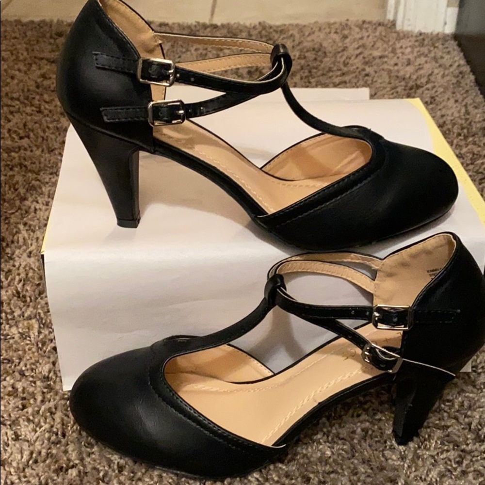 Chase + Chole Kimmy Black Pumps